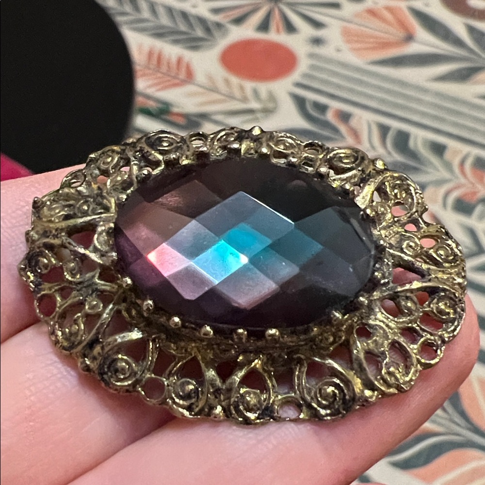 RARE VTG Faceted Oval Sappharine Color Changing Glass Ornate Gold Tone Brooch - Picture 10 of 11